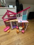 Barbie Malibu Beach house med tillbehör, dockor och kläder