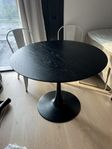 svart runt bord