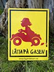 Lätta på gasen - levandebarn-plåtskylt