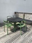 Runt utebord med 4st stolar i plast
