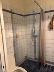 duschvägg i glas borskänkes