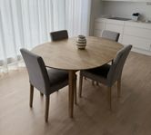 Matbord från Mio Vitpigmenterad massiv ek