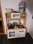 Ikea leksakskök med tillbehör.