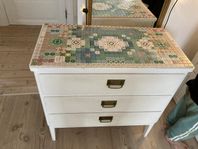 byrå 3 lådor, mosaik på toppen