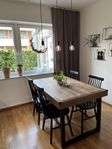 Matbord med inbyggd iläggsskiva och 4 stolar 