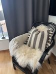 Svart fåtölj i rotting 