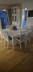 stort matsalsbord med 8 stolar
