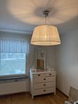 Fin stor taklampa i vit textil