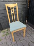Köksstolar, köksbord med iläggsskiva, skänk, vitrinskåp