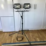 LED bygglampa med stativ.