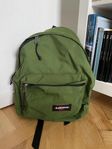 grön ryggsäck från Eastpak