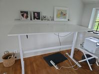 Höj-sänkbart skrivbord och kontorsstol