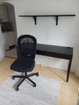 Skrivbord med stol och hylla