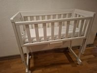 Bedside crib (Troll) med spjälsängsskydd