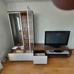 Tv-bänk med glasskåp