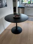 Svart runt bord