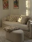 djup beige soffa 