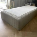 Säng 90*200 skänkes. 