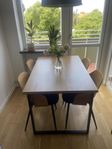 Matbord med fyra stolar