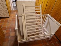 Spjälsäng Ikea Sundvik inkl Stödbräda och Madrass