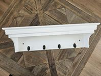 Vägghylla med 5 krokar – vit, klassisk design