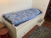 Säng 90 x200 med förvaring inkl. madrass och bäddmadrass.
