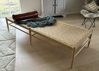 Exklusiv dagbädd i vitsåpad ek och jute