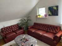 Två äkta skinnsoffor – fint skick & klassisk stil