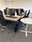skrivbord kontorsstol avskärmning skärmar