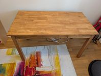 Skrivbord i massiv ek
