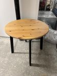 Köksbord + 2 stolar från Ikea
