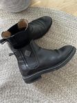 GANT-MARTIN-SVARTA KLASSISKA CHELSEA  BOOTS MED TJOCK SULA
