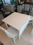 klaffbord och pinnstolar i vit och svart
