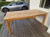 Matbord i solid ek