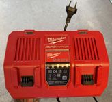 Milwaukee snabbladdare M18-DFC