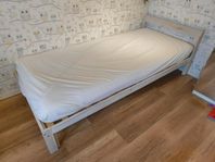 Vitbetsad NEIDEN 90x200 säng - Bortskänkes!