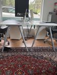 Två skrivbord