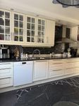 Kök från IKEA inkl. köksfläckt och snygg granitskiva 4m