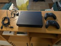 Xbox One X + Kablar & 2 Kontroller