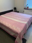 en säng med matras 