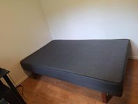 säng 120cm i superfint skick. FYND
