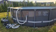 en väldigt stor pool med allt tillbehör 