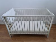 Spjälsäng, babysäng, madrass och madrass skydd
