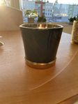Kruka i svart med gulddetalj