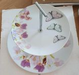 Kakfat med fjärilar och blommor