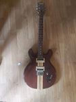 två elgitarrer 