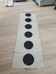 Vera Matta Svart / Vanilj, 70x225 cm