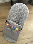 Babybjörn babysitter (quiltad) med tillhörande lekbåge.