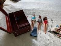 Barbie dockor med garderob. 
