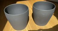 Tvåa gråa keramiska krukor, 23cm x 23cm